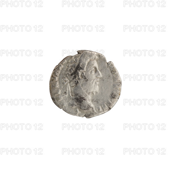 Denarius of Commodus (161–192; Roman emperor 177–192). Obverse: Head of Commodus in a laurel wreath facing right, legend: L·AEL·AVRE·M·V·FEL. Reverse: Victoria walking left, holding a wreath in her outstretched right hand and a palm branch in her left hand; star in left field, legend: P·TR P XV·I·IMP·OS VI·PP. Iconography: Roman deities, wreaths, palm branches. Date: 192. Place: Rome, Roman Empire. Medium: silver coin. Diameter: 16.0–17.0 mm. Weight: 2.15 g. Axis: 0°.