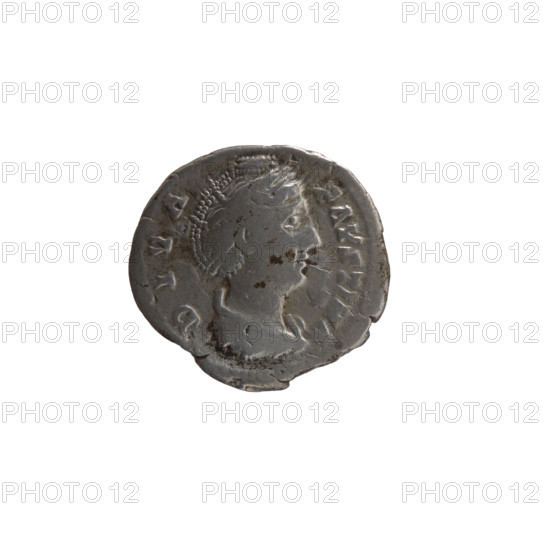 Denarius, posthumous issue for Faustina the Elder (98–141; Roman empress 138–141). Obverse: Bust of Faustina I in drapery facing right, inscribed DIVA·FAVSTINA. Reverse: Juno, veiled, standing frontally, head turned left, right hand raised, holding a long scepter in her left; inscribed AETER·NITAS. Issuer: Antoninus Pius (86–161; Roman emperor 138–161). Roman Empire, after 141. Coin; diameter ~17.5–18.5 mm, weight 2.85 g, axis 180°.