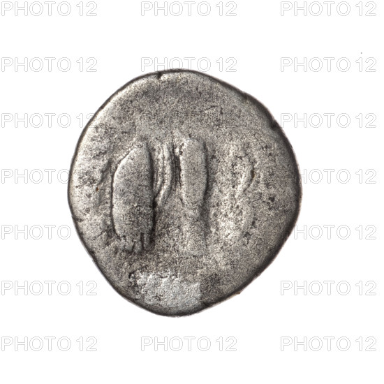 Denarius of Commodus (reign 177–192 CE). Obverse: laureate head of Commodus facing right, inscription AVREL. Reverse: club, bow and quiver with arrows (attributes); iconography includes bust in lion skin, clubs, quivers, bows, lion skin. Dated 191–192 CE. Roman Empire; Rome. Coin; silver. Diameter ~16.5–17.5 mm; weight 2.49 g; axis 180°.