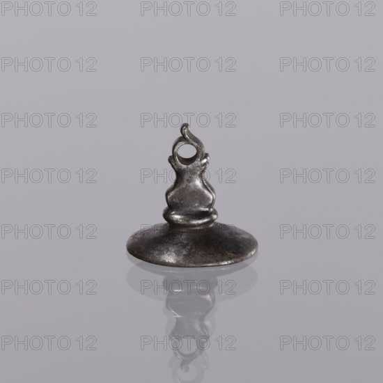 Sealing wax stamp — keyring; oval sealing wax stamp with decorative handle and hole for hanging on a belt. In the oval field, a circular cartouche contains a mounted lion with raised tail set on a column. Rich labyrinthine ornament in the form of floral wreaths. Above a closed tournament helmet, between two eagle wings, the coat of arms is repeated. Lew VI variety; maker: Spensberger, Stettner; late 18th–early 19th century, Poland. Seal; height 21 mm, width 22 mm, depth 20 mm.