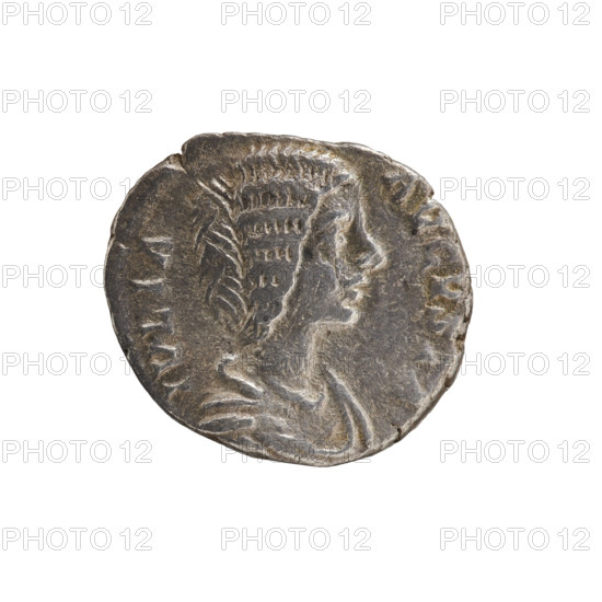 Denarius, Julia Domna (ca. 160–217; Roman empress 193–211). Obverse: IVLIA AVGVSTA — bust of Julia Domna right, pearl rim. Reverse: VENVS FELIX — Venus standing, holding an apple in her right hand, left lifting her robe on her shoulder, pearl rim. Standing Venus iconography, apples (attribute). 196–211 CE, Roman Empire. Rome. Coin: diameter 18.0 mm, weight 3.22 g, axis 180°.