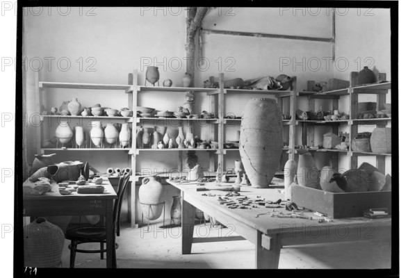Clay vessels from excavations in Edfu and Deir el-Medineh obtained during the Polish-French archaeological campaign in 1937, conducted by Prof. Kazimierz Michalowski and Prof. Jerzy Manteuffel; photographer Zofia Kruze-Tomaszewska (1909–2003), glass negative; Ancient Egypt, archaeological excavations, excavation objects, ancient ceramics, Edfu (Egypt); photography from nature; date 07–09.1937; negative photograph, height 13 cm, width 18 cm.