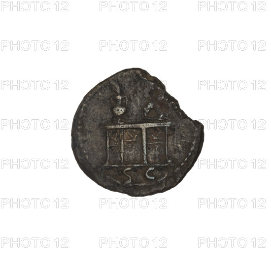 quarter, Trajan (53–117; Roman emperor 98–117), laurel wreaths, urns, heads, tables. Obv.: head of Trajan right in a laurel wreath; rim inscription illegible. Rev.: table decorated with panels, on top an urn decorated with a palm and a laurel wreath; in the field: SC. Note: broken coin, 114–117. Roman Empire (27 BC–476). Rome. Coin; weight 2.95 g.