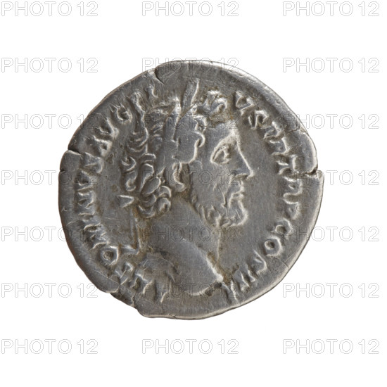 Denarius of Antoninus Pius (86–161; Roman Emperor 138–161), ca. 140–144. Obverse: head of Antoninus Pius with laurel wreath facing right, inscription ANTONINVS AVG PI-VS PP TR P COS III. Reverse: winged thunderbolt, inscription PROVIDENTI-AE DEORVM. Silver coin; diameter ~16.5–17.0 mm, weight 2.88 g, axis 150°. Style: Roman Imperial.