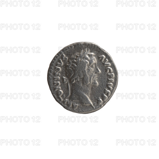 Denarius (forgery) of Antoninus Pius (86–161; Roman emperor 138–161). Obverse: Head of Antoninus Pius with a laurel wreath facing right, inscription ANTONINVS·AVG·PIVS·PP. Reverse: The emperor in a toga and veil stands left; in his right hand he holds a patera above a tripod, behind which lies a bull; in his left hand he holds a scroll, inscription VOTA·SOL·DEC·II. Iconography: emperor with a veil on his head; pateras, tripods, bulls, veils, scrolls. Date (original): c. 157–159. Culture/place (original): Roman Empire, Rome. Coin; diameter ca. 17.0–17.5 mm; weight 2.90 g; axis 15°.