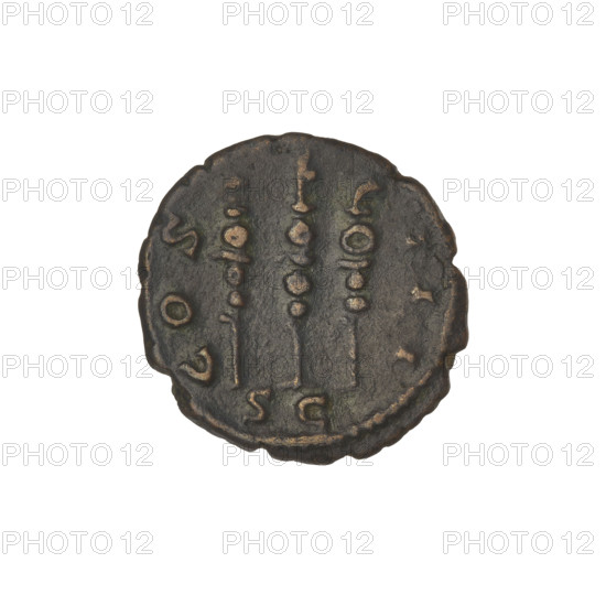 Quarter, Hadrian (76–138; Roman emperor 117–138); obverse: bust of Hadrian facing right wearing a laurel wreath; rim inscription HADRIANVSAVGVSTVSPP. Reverse: three banners with an eagle atop the central one; rim inscription COSIII; in the field: SC. Coin, Rome, 119–138 CE; weight 2.15 g.
