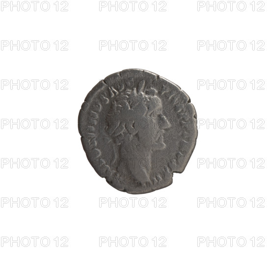 Denarius of Antoninus Pius (86–161; Roman emperor 138–161). Obverse: head of the emperor in a laurel wreath to the right, inscription 'ANTONINVS AVG PIVS PP TR P XXII'. Reverse: facade of a temple with eight columns and two statues (Divine Augustus and Livia), inscription 'TEMPLVM D'. Roman Empire, 158–159. Silver coin; diameter 16.0–17.0 mm, weight 2.98 g, axis 0°.