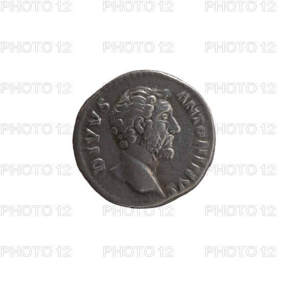 Denarius; issuers: Marcus Aurelius (121–180, Roman emperor 161–180) and Lucius Verus (130–169, Roman emperor 161–169); posthumous depiction of Antoninus Pius (86–161, Roman emperor 138–161). Obverse: head of Antoninus Pius bare, facing right, inscription DIVVS · ANTONINVS (circumferential). Reverse: eagle stands on an altar decorated with a garland, facing right, head turned left, inscription CONSECRATIO (circumferential). After 161 CE; Roman Empire, Rome. Coin; diameter 16.5–18.5 mm, weight 3.35 g, axis 195°.