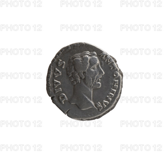 Denarius, after 161 CE. Obverse: Head of Antoninus Pius without a covering facing right, inscription DIVVS ANTONINVS circumferential. Reverse: Eagle stands on an altar decorated with a garland, turns its head left, inscription CONS CRATIO circumferential. Issuers: Marcus Aurelius (121–180, Roman emperor 161–180) and Lucius Verus (130–169, Roman emperor 161–169); Antoninus Pius (86–161, Roman emperor 138–161) depicted posthumously. Iconography: garlands, eagle, altars, animals, emperor’s head. Roman Empire, Rome. Coin: silver denarius; diameter 17.5–18.5 mm; weight 3.50 g; axis 180°.