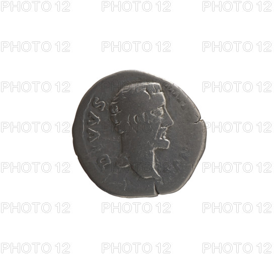 Denarius, after 161 CE. Obverse: Head of Antoninus Pius bare, right, inscription DIVVS·ANTNVS circumferential. Reverse: Eagle stands on an altar decorated with a garland, facing right, head turned left; inscription C·RAT·O circumferential. Makers/issuers: Lucius Verus (130–169, Roman emperor 161–169) and Marcus Aurelius (121–180, Roman emperor 161–180); Antoninus Pius (86–161, Roman emperor 138–161) depicted posthumously. Iconography: animals, garlands, eagle, altars; style: Roman Empire. Coin: silver denarius; diameter 18.0–19.0 mm; weight 2.80 g; axis 180°.
