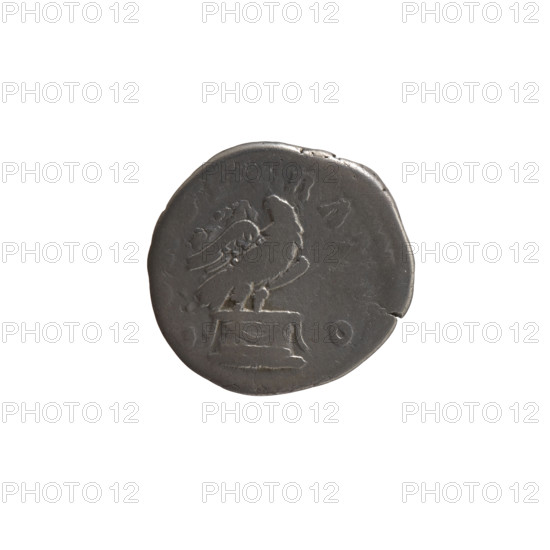 Denarius, after 161 CE. Obverse: Head of Antoninus Pius bare, facing right; legend DIVVS · ANTINVS (circumferential). Reverse: Eagle standing on an altar decorated with a garland, facing right, head turned left; legend C·RAT·O (circumferential). Issuers: Lucius Verus (130–169, Roman emperor 161–169) and Marcus Aurelius (121–180, Roman emperor 161–180); Antoninus Pius (86–161, Roman emperor 138–161) depicted posthumously. Iconography: animals, garlands, eagle, altars; material: silver coin. Roman Empire, Rome. Diameter: 18.0–19.0 mm; weight: 2.80 g; axis: 180°.