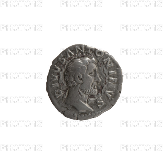 Denarius (subaerate), issuers: Lucius Verus (130–169, Roman emperor 161–169) and Marcus Aurelius (121–180, Roman emperor 161–180); posthumous depiction of Antoninus Pius (86–161, Roman emperor 138–161). Obverse: Head of Antoninus Pius without a covering facing right, legend DIVVS ANTONI[V]S. Reverse: Funeral pyre with four tiers, decorated with garlands and statues, with a quadriga on top, legend CONSECRA[TO]. After 161 CE, Roman Empire, Rome. Coin: diameter 17.5 mm, weight 2.95 g, axis 180°.