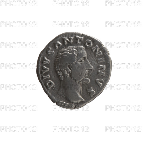 Denarius; issuers: Lucius Verus (130–169, Roman emperor 161–169) and Marcus Aurelius (121–180, Roman emperor 161–180); posthumous depiction of Antoninus Pius (86–161, Roman emperor 138–161). Obverse: head of Antoninus Pius without a covering facing right, inscription DIVVS ANTONINVS. Reverse: funeral pyre with four tiers, decorated with garlands and statues, with a quadriga on top, inscription CONSECRATIO. After 161 CE; Roman Empire, Rome. Coin: silver; diameter 16.0–17.5 mm; weight 2.80 g; axis 195°.