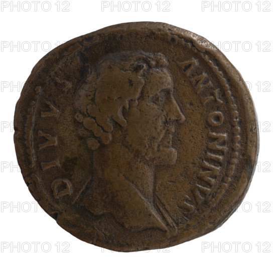 Sestertius, posthumous issue for Antoninus Pius (86–161; Roman emperor 138–161); issuers Marcus Aurelius (121–180; Roman emperor 161–180) and Lucius Verus (130–169; Roman emperor 161–169). Obverse: head of Antoninus Pius, bare, draped on left shoulder, facing right, inscription DIVVS • ANTONINVS. Reverse: four-tiered funeral pyre decorated with garlands and statues; on top a quadriga carried by the emperor, inscription CONSECRAT and SC. Iconography: Antoninus Pius, funeral pyre, quadrigae, garlands, statues. After 161 CE, Roman Empire (Rome). Coin: sestertius; diameter obverse 31.5 mm, diameter reverse 34.0 mm, weight 26.85 g, axis 15°.