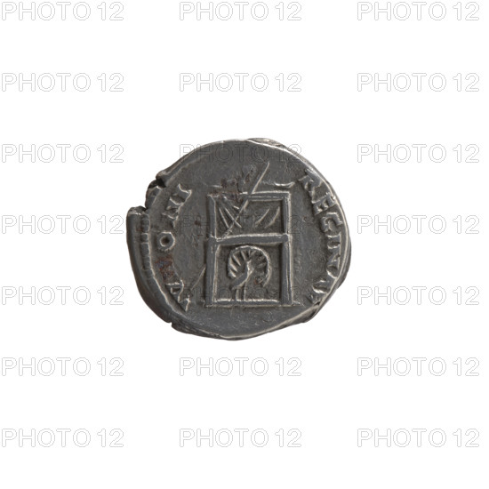 Denarius of Faustina the Elder (98–141), wife of Antoninus Pius (emperor 138–161), issued under Antoninus Pius. Obverse: draped bust of Faustina I facing right, inscription VSTIN-AVGVSTA. Reverse: throne of Juno (pulvinar) covered with drapery; beneath stands a peacock with tail spread; a scepter rests on the left; inscription IV,ONI-REGINA. Date: 139–141. Roman Empire, Rome. Coin: diameter 16.0–18.0 mm, weight 3.32 g, axis 180°.