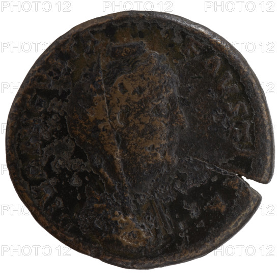 Sestertius, posthumous issue for Faustina the Elder (98–141; Roman empress 138–141), struck under Antoninus Pius (86–161; Roman emperor 138–161). Obverse: Bust of Faustina I in drapery and veil facing right, inscription DIVA AVGVSTA - FAVSTI, A surrounding. Reverse: Providentia standing left, holding a globe in the outstretched right hand and a long scepter in the left, inscription AETE R - NITAS around, in SC. Roman Empire, after 141, Rome. Bronze coin; diam. 30.5–31.5 mm, weight 21.99 g, axis 30°.