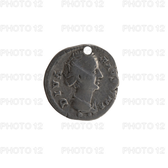 Denarius (with a hole), posthumous portrait of Faustina the Elder (98–141; Roman empress 138–141); issuer Antoninus Pius (86–161; Roman emperor 138–161). Obverse: bust of Faustina I draped, facing right, legend DIVA · FAVS · NA around. Reverse: Juno (veiled) standing frontally, head turned left, right hand raised holding a long scepter, legend AETE · R · NI around. After 141, Roman Empire (27 BC–476), Rome. Coin: diameter 17.5 mm, weight 2.92 g, axis 180°.
