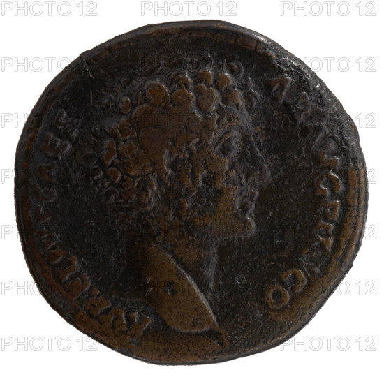 Sestertius; issuer: Marcus Aurelius (121–180; Roman emperor 161–180; caesar 139–161) and Antoninus Pius (86–161; Roman emperor 138–161). Obverse: Head of young Marcus Aurelius, bare, facing right; legend 'AVRELIVS CAES - AR AVG PII, CO'. Reverse: Sacred utensils from left: knife (secespita), sprinkler/aspergillum, jug (capis), crosier/lituus, and dipper/simpulum; inscription in section 'SC'. Date: ca. 140–144 CE, Roman Empire (Rome). Material: coin. Diameter: 32.5 mm. Weight: 24.4 g. Axis: 180°.