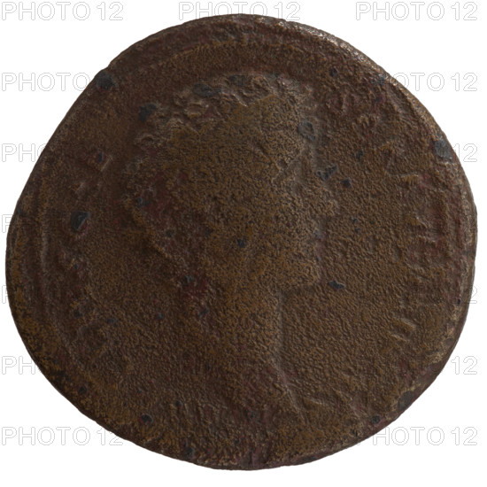 Sestertius, Marcus Aurelius (121–180; Roman emperor 161–180), (caesar 139–161); issuer: Antoninus Pius (86–161; Roman emperor 138–161). Obverse: Head of young Marcus Aurelius without a cover to the right, inscription RELIVS C · E · SAR AV · IF COS (circumferentially). Reverse: Sacred utensils from the left: knife (secespita), sprinkler (aspergillum), jug (capis), crosier (lituus) and dipper (simpulum), inscription in section S (circumferentially). Date: 140–144. Roman Empire (27 BC–476), Rome. Coin; diameter 33.0–34.0 mm, weight 24.5 g, axis 0°.