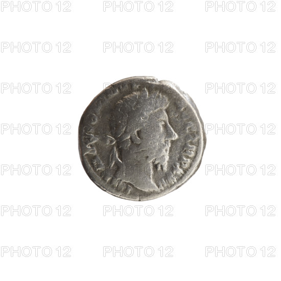 Denarius of Marcus Aurelius (121–180; Roman emperor 161–180), issuer Marcus Aurelius — obverse: head of Marcus Aurelius with laurel wreath facing right, legend IMP M ANTONINVS AVG TR P XXV; reverse: the emperor in priestly attire stands left, holding a patera above a tripod, next to which lies a bull, legend VOTA SOL · DECENN (episode COS III, 170–171). Roman Empire (27 BC–476), Rome. Coin; silver; weight 3.09 g; diameters 17.0–17.5 mm; axis 0°.