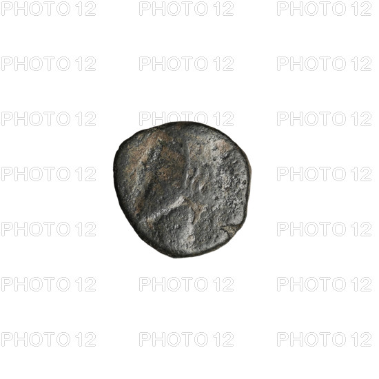 Bronze coin of Artabanos II (king of Parthia; 10–40 AD). Obverse: bust of Artabanos II facing left, wearing a diadem. Reverse: female figure shown frontally, against the background of a two-column temple, holding a spear in her right hand and a shield in her left. Parthian Kingdom, mint in Iran. Coin diameter 9.0–10.0 mm; weight 1.17 g.