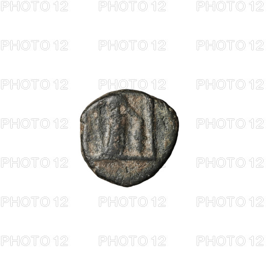 Bronze coin of Artabanos II (king of Parthia; 10–40 AD). Obverse: bust of Artabanos II facing left, wearing a diadem. Reverse: female figure shown frontally against the background of a two-column temple, holding a spear in her right hand and a shield in her left. Parthian Kingdom, mint in Iran. Diameter 9.0 × 10.0 mm; weight 1.17 g.
