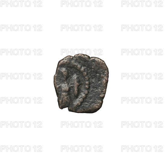 Bronze coin of Gotarzes II (king of the Parthians; 40–51). Obverse: head of Gotarzes II in a diadem turned to the left (poorly legible). Reverse: standing Athena in three-quarters, turned to the left, wearing a helmet, holding a shield in her left hand and a spear in her right (fragment poorly preserved); pearl rim. Date: 38–51. Place: Parthia, Ecbatana (Iran). Dimensions: 10.5 × 11.5 mm. Weight: 1.05 g.