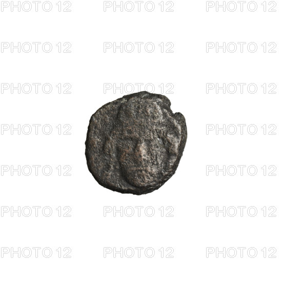 Bronze coin of Vardanes II (55–58). Obverse: frontal head of Vardanes II wearing a tiara. Reverse: nude male figure (possibly Zeus) holding an eagle in his left hand, standing between two columns with an arched vault above. Parthian Kingdom, Iran. Coin diameter 9.0 × 10.5 mm; weight 1.35 g.