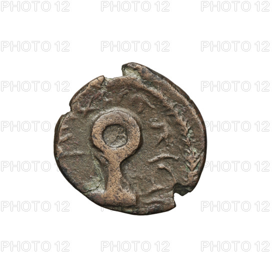 Bronze coin of Vologases V (191–208). Obverse: head of Vologases V facing left wearing a tiara and a diadem. Reverse: religious symbol. Parthian Kingdom, Iran. Coin diameter 18.5–19.5 mm; weight 7.05 g.