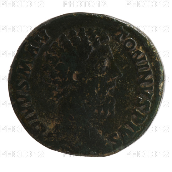 Sestertius, posthumous issue for Marcus Aurelius (121–180; Roman Emperor 161–180) bearing Commodus (161–192; Roman Emperor 177–192) as issuer. Obverse: Head of Marcus Aurelius uncovered, right, legend DIVVS M AN - TONINVS PIVS all around. Reverse: Eagle stands on a globe to right, head turned left, legend O, CRATI all around, in SC; fields. Iconography: animals, eagles, globes; Marcus Aurelius and Commodus imagery. Roman Empire, after 180. Coin. Diameter: 29.0–32.0 mm. Weight: 25.70 g. Axis: 210°.