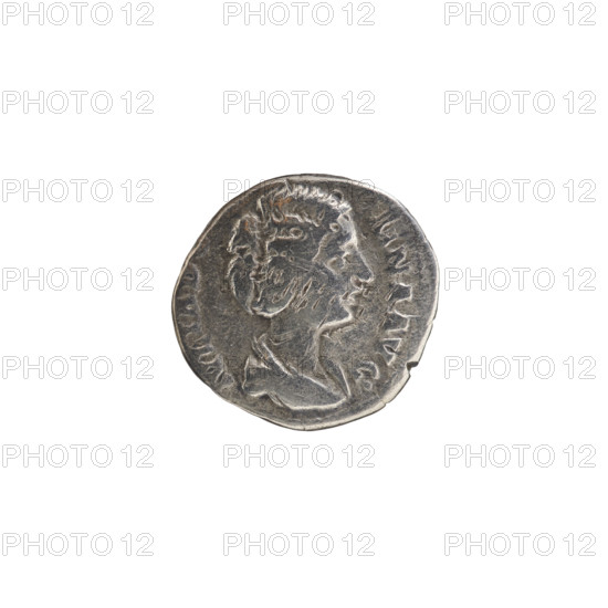 Denarius of Julia Domna (ca. 160–217), Roman empress (193–211). Obverse: IVLIA DOMNA AVG — bust of Julia Domna facing right, pearl border. Reverse: VICTR (or RI VICTR) — Venus standing, bare below the waist, back turned to the right, holding an apple in her right hand and a palm leaf in her left, leaning against a column, pearl border. Date: 193–196. Roman Empire. Coin (Rome). Diameter: 16.0–17.0 mm. Weight: 2.70 g.
