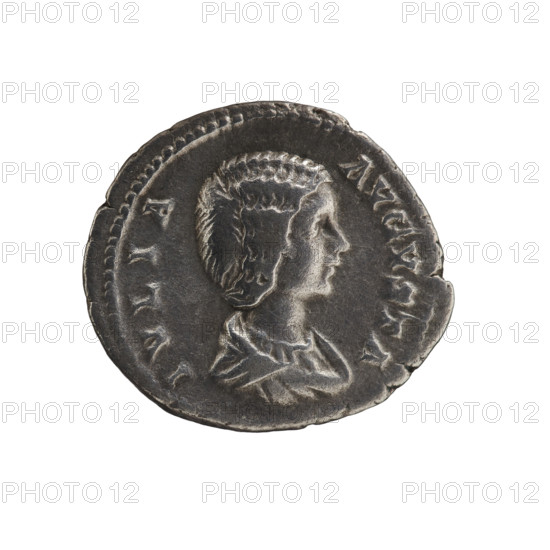 Denarius, Julia Domna (ca. 160–217; Roman empress 193–211). Obverse: IVLIA AVGVSTA — bust of Julia Domna facing right, pearl border. Reverse: PIETAS PVBLICA — Pietas in a veil stands upright, head turned left, both hands raised in prayer; at her feet a burning altar decorated with garlands, pearl border. Roman Empire, ca. 198–209. Coin; diameter 16.5–17.5 mm, weight 3.00 g.