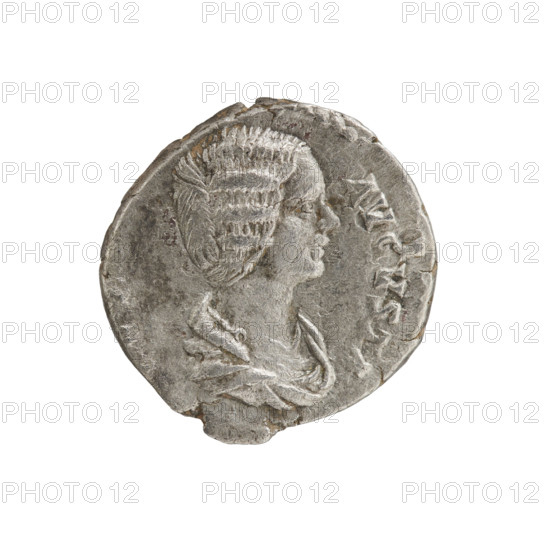 Denarius of Julia Domna (ca. 160–217; Roman empress 193–211). Obverse: AVGVSTA — bust of Julia Domna facing right, pearl border. Reverse: VENVS FELIX — Venus standing left, holding an apple in her right outstretched hand, unwinding the folds of her robe with her left, pearl border. Date: 198–209, Rome, Roman Empire (27 BC–476). Coin; diameter 17.5–18.0 mm, weight 2.95 g.