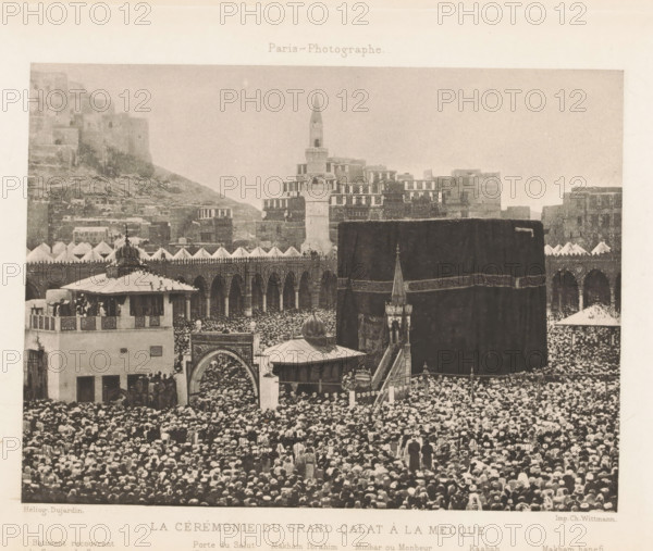 La cérémonie du grand Çalat à la Mecque, View of the Al-Masjid al-Haram in Mecca, page, photomechanical print, inscription: 'Batiment recouvrant, Tribune hanéfite', photographer: Félix Nadar (possibly), Mecca, cliché maker: Dujardin, France, printer (person): Charles Wittmann, c. 1883 - in or before 1893, printer (person), Saudi Arabia, paper, photoaquatint, height 118 mm x width 159 mm, temple, shrine, Islam, Mohammedanism, A large dark cuboid structure draped in cloth occupies the central foreground, surrounded by a dense crowd of people wearing head coverings that fill the visible plaza. In front of the cuboid is an ornate small building with a dome and a narrow staircase leading up to a covered platform, and an arched gateway with decorative patterns. To the left a multi-story building with a rooftop pavilion and balcony shows groups of people standing and leaning on railings. Behind the cuboid a long colonnaded arcade with repeated arches stretches horizontally, topped by a row of...
