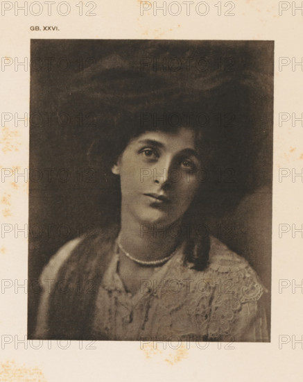 Portrait study of an unknown woman, page, photomechanical print, inscription: 'GB. XXVI.', inscription: 'Portrait study by William Crooke', photographer: William Crooke, cliché maker: anonymous, c. 1900 - in or before 1905, paper, autotypie, height 140 mm x width 114 mm, historical persons - BB - woman, A sepia-toned portrait of a young woman with dark hair styled away from her face, her head tilted slightly and her gaze directed upward; she wears a simple strand of beads around her neck and a lace-trimmed garment with visible embroidered details on the shoulder, set against a dark rectangular background on aged paper with scattered foxing marks.