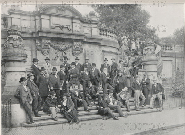 Die Teilnehmer der Vertrauensmänner-Versammlung des Rechtsschutzverbandes Deutscher Photographen zu Dresden, Group portrait of the participants in a meeting for confidential counselors of the Rechtsschutzverbandes Deutscher Photographen in Dresden, page, photomechanical print, monogram: 'LEIPZIG, S G', name: 'Loevinson, Nürnberg, Glock, Würzburg, Brand, Mittweida i. S., Ostermayer, Munich', photographer: Heinrich Ranft, Dresden, cliché maker: unknown, Leipzig, c. 1895 - in or before 1900, Saxony, paper, autotypie, height 144 mm x width 200 mm, anonymous historical persons depicted in a group, in a group-portrait, A large group of men in formal suits and hats are gathered on wide stone steps in front of an ornate stone building with carved decorative elements and balustrades, some men standing, some sitting or reclining on the steps, many holding walking sticks or canes, with a few women and children visible on the upper curved staircase and balcony area, large sculpted pillars flanking...