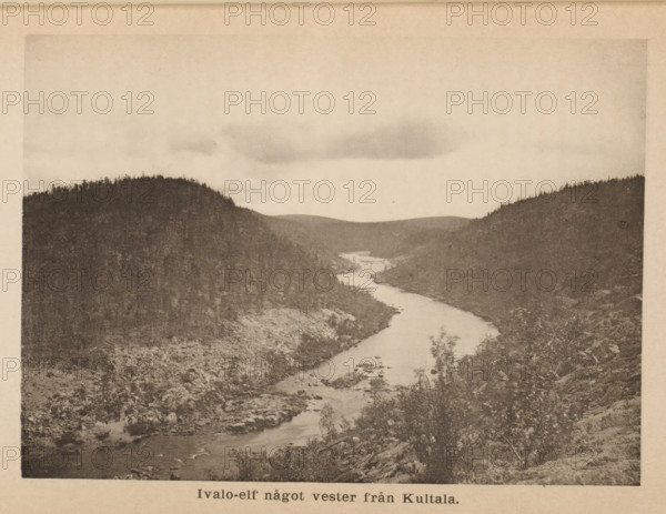 Ivalo-elf något vester från Kultala, View of the river Ivalo in Kultala, page, photomechanical print, photographer: Karl Granit, Sápmi, cliché maker: Phototypische Institut, Berlin, c. 1875 - in or before 1885, paper, collotype, photoprint, height 116 mm x width 161 mm, river, dale, valley, Ivalo, A sepia-toned landscape photograph showing a winding river flowing between forested hills, with tree-covered slopes on both sides and rocky banks visible along the water; the sky above is mostly light with a few darker cloud formations, and the foreground includes shrubs and scattered rocks.