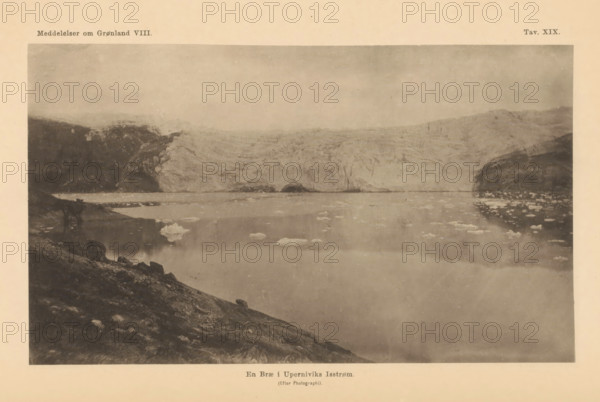 En Brae i Uperniviks Isstrøm, Glacier and the Upernavik Ice Stream, page, photomechanical print, number: 'Attn. XIX.', Greenland, cliché maker: Pacht & Crone, c. 1883 - in or before 1888, photographer, paper, collotype, photoprint, height 99 mm x width 169 mm, Print after page 295., drift ice, glacier (in polar regions), A wide sepia-toned photograph shows a calm body of water with small floating ice pieces scattered across the surface, framed by rocky, sloping shorelines on either side; a broad glacial expanse occupies the middle and distant background with textured ice and rock formations, and low hills rise behind the glacier beneath a pale, hazy sky.