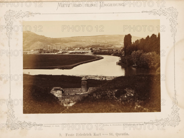 Feste Friedrich Karl - St. Quentin, View of the Feste Prinz Friedrich-Karl in Metz, Metz and seine Umgebung, photograph, page, number: '9.', photographer: C. Holt, Metz, publisher: Verlag der Deutschen Buchhandlung, c. 1865 - in or before 1875, paper, albumen print, albumendruk, height 96 mm x width 143 mm, defense of fortification or city, A sepia-toned landscape photograph mounted on a decorative bordered page showing a curving river flanked by grassy banks and dense stands of tall trees on one side, with a low stone fortification with a cylindrical turret in the foreground set into a sloping hillside, and fields, industrial buildings, and rolling hills visible in the distant background under a clear sky.