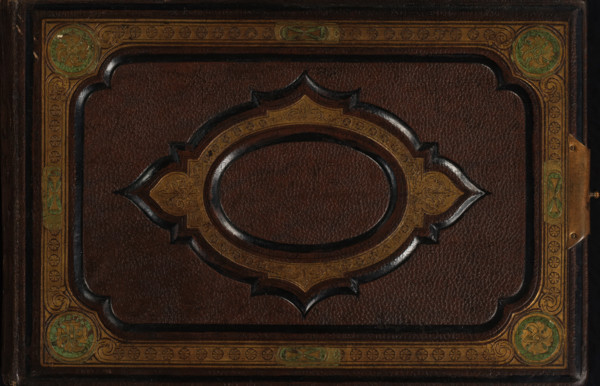 Photo album (empty), photograph album, slip-in album, Photo album with fifty pages with two passe-partouts framed with embossed edges for cartes-de-visite side by side on every page. An annotation is pasted on the first page of the album., annotation: '1918., Fête - Champêtre, Protection.', collector's mark: 'DIENST, VERSPREIDE, RIJKSKOLLEKTIES, A 914', 1860 - 1900, pasteboard, biological material, inorganic material, paper, leather, metal, color on edges, gold print, oblong cardboard slip-in album, covered with brown leather with an embossed oval surrounded by a frame, embossed decorations on the front cover printed in gold, incomplete metal clasp, endpapers of iridescent paper, cardboard pages with gold edges, height 155 mm x width 234 mm x thickness 42 mm x width 473 mm, A close view of a dark brown textured leather surface with an ornate raised central oval surrounded by a scalloped decorative frame inlaid with gold-toned tooling and subtle green accents, the design featuring flora...
