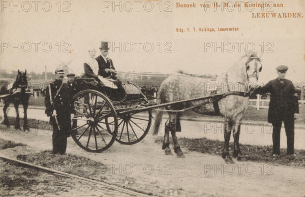 Visit of HM the Queen to Leeuwarden, picture postcard, photomechanical print, Leeuwarden, cliché maker: anonymous, publisher: Foppe Tiete Huisinga, 1905, photographer, printer (person), paper, pasteboard, collotype, photoprint, height 90 mm x width 139 mm, Person, Wilhelmina of the Netherlands, queen, two-wheeled vehicle drawn by one animal, A sepia-toned scene showing a horse-drawn carriage with large spoked wheels and harnessed horses, a man in formal attire with a top hat seated at the front of the carriage holding reins beside a woman wearing a light-colored head covering and a dark dress, a uniformed officer standing beside the carriage holding a sword, another man in a cap standing near the lead horse, a distant crowd and windmill visible in the background, a narrow dirt or gravel road in the foreground and some grassy edges alongside it.