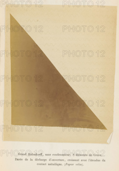 Grand Ruhmkorff, sans condensateur, 8 éléments de Grove. Durée de la discharge d'ouverture, croissant avec l'étendue du contact métallique (Papier velin), Registration of electricity waves generated by a spark inductor, photograph, page, inscription: 'Durée de la discharge d'ouverture, croissant avant l'étendue du contact métallique. (Papier vélin).', number: 'Pl. VI*.', photographer: Willem Cornelis van Dijk, c. 1865 - in or before 1870, paper, albumen print, height 157 mm x width 125 mm, Photo on eleventh unnumbered page after page 368., electrical phenomena, A faded rectangular sheet with a large triangular dark area occupying one corner and tapering diagonally across the sheet, the lighter surrounding area shows a repeating wavy line pattern, the paper has worn edges and a small folded corner, and a strip of blank lighter paper is visible along the bottom.