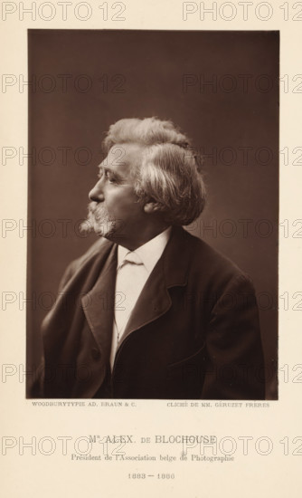 Mr Alex. de Blochouse, Président de l'Association belge de Photographie 1883-1886, Portrait of Alexandre de Blochouse, president of the Association belge de Photographie, page, photomechanical print, photographer: Géruzet Frères, cliché maker: Adolphe Braun & Cie., printer (person): Adolphe Braun & Cie., Dornach, 1883 - 1886, Géruzet Frères, Adolphe Braun & Cie., photographer, cliché maker, printer (person), Mulhouse, paper, Woodburytype, Woodburytypepie, height 147 mm x width 100 mm, Print on unnumbered page., Person, Alexandre de Blochouse, historical persons, adult man, chairman, A sepia portrait of an older man shown in profile facing left, with wavy light hair and prominent sideburns and a mustache, wearing a dark jacket over a light shirt and a high collar, set against a plain dark background and framed by a light border.
