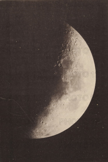 La lune, Maan, page, photomechanical print, inscription: 'Agrandissement direct, Réfrateur astrophotographique de Grubb., (Ouverture 22.5 centimètres.)', photographer: Wilhelm Prinz, Brussels, cliché maker: Joseph Maes, c. 1887 - in or before 1889, paper, collotype, photoprint, height 144 mm x width 99 mm, Print on unnumbered page opposite page 704., moon as celestial body, Moon, A monochrome photograph shows a crescent celestial body with a textured, cratered surface against a dark background, occupying the right side of a rectangular frame; the surrounding border is lighter and there is printed material below the image.