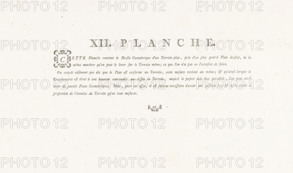 Text sheet accompanying a detailed map of a river bend, XII. Planche, print, text sheet, Netherlands (possibly), c. 1778, printer (person), paper, letterpress printing, book printing, height 318 mm x width 423 mm, A pale, slightly textured paper sheet with a centered decorative horizontal composition near the top showing large ornate characters flanked by smaller ornamental flourishes, a block of fine, slanted lines of printed script below it forming several narrow rows, an ornate framed initial at the left of the script, and a small floral ornament centered beneath the block of script, with scattered tiny specks and faint age spots across the background.