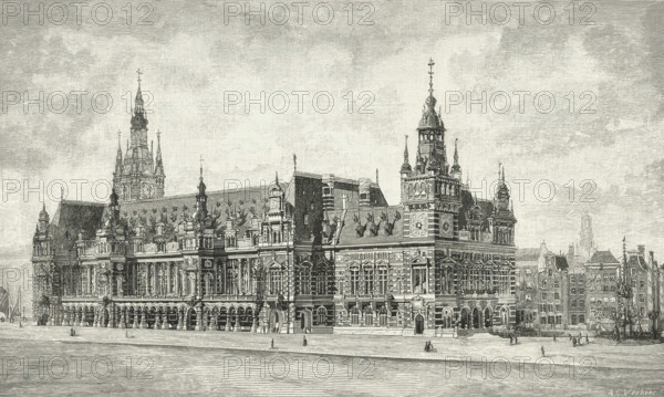 The Stock Exchange Plan in Amsterdam, print, book illustration, printmaker: Arnoldus Cornelius Verhees, Den Bosch, 1869 - 1929, paper, wood engraving, letterpress printing, wood engraving and text in letterpress, height 197 mm x width 262 mm, square, circus, etc. (city(-scape) with figures, staffage), stock exchange, stock-market, Amsterdam, A wide, detailed monochrome engraving of an ornate, multi-towered building with steep roofs, decorative facades, arched ground-level openings, and numerous small spires and dormer windows; the central section features a tall, elaborately tiered tower with a pointed spire and a clock panel on its face, while the left side shows a taller, slimmer tower with layered ornamental sections; the building front includes rows of windows with decorative frames, sculpted reliefs, balustrades, and pilasters, and several entrances set into archways; a broad open paved area stretches in front of the building with a few small, distant human figures; additional sma...