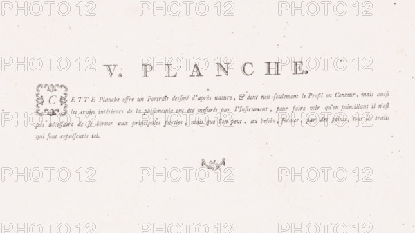 V. Plate., Explanation of the portrait of a man, text sheet, Series number, 5, 12, Text sheet with four-line French explanation of the print with depictions of the portrait of a man, in profile. On the left, only drawn in outline using a graphometer., printmaker: Jan Punt, Amsterdam, 1778, paper, letterpress printing, text in letterpress, height 321 mm x width 428 mm, Sheet used in: Eckhardt, Antoine George. Description d'un graphometre universel, à dessiner toutes sortes d'objets de la maniere la plus exacte, inventé par AG Eckhardt. The Hague: Jan Hendrik Munnikhuizen, 1778., A pale off-white sheet with small scattered dark specks and faint smudges across its surface, featuring a horizontal arrangement of dark thin ornamental marks and decorative elements near the center; a large framed ornate initial in a square flourish sits left of center, a row of evenly spaced tall serif characters stretches across the top center, a line of delicate slanted script runs beneath those characters t...