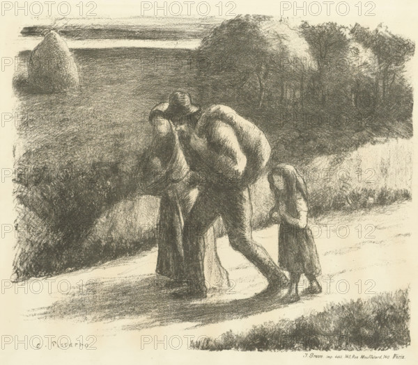 Man and woman with girl walking on a dirt road, Les trimardeurs, Vagrants, print, Man and woman with luggage walking with a girl on a dirt road through the fields. In the background are trees and a haystack., printmaker: Camille Jacob Pissarro, printer (person): Jean Grave, 1896, printer (person), paper, lithography, height 250 mm x width 302 mm, height 407 mm x width 533 mm, Lithography used in: Les temps nouveaux, family life, A monochrome drawing shows a group of figures walking across a landscape, with one large central figure carrying something on their back and wearing a hat, flanked by other figures whose forms are partly obscured; to the right a smaller figure walks beside them with head slightly bowed; the ground beneath them is shaded and textured, and in the background there are rounded, dark masses suggesting hills or trees and a prominent rounded shape near the left horizon; the overall image is composed of soft, charcoal-like strokes and smudged shading creating contrasts...
