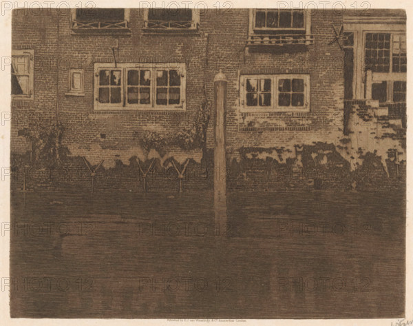 Rear facades of Voorstraat 473 and 475 in Dordrecht, Dordrecht X, print, View of the rear facades of Voorstraat 473 and 475, between the Dolhuissteiger and the Leuvebrug in Dordrecht., printmaker: Willem Witsen (signed by artist), Amsterdam, publisher: Kunsthandel EJ van Wisselingh, c. 1898 - c. 1900, paper, etching, intaglio printmaking technique, height 190 mm x width 240 mm, urban housing, canals, waters (in city), window, Dordrecht, Voorstraat (Dordrecht), A sepia-toned scene of a brick building facade above a dark flat foreground, showing multiple rectangular windows with muntins and some open shutters, a vertical post rising from the dark area to the wall, textured brickwork with patches of lighter and darker wear, small window boxes or ledges beneath some windows, a narrow vertical gap between two sections of wall, climbing plants and foliage near the base of the wall, and a small section of a doorframe with panes on the right edge.