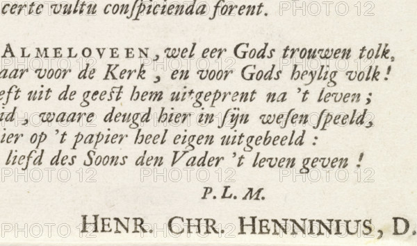 Poem to Jan van Almeloveens' portrait of Johannes ab Almeloveen, print, writer (clerical worker): Henricus Christianus Henninius, 1678, Henricus Christianus Henninius, writer (clerical worker), paper, letterpress printing, letterpress, height 78 mm x width 114 mm, Person, Johannes ab Almeloveen, The image shows a section of aged, off-white paper with printed dark ink in a decorative serif type. The visible portion includes several lines of flowing, slanted script and blocky uppercase letters, with varied letter spacing and slightly irregular ink density suggesting an older printing process. The paper surface has a subtle textured grain and a few small faint spots or discolorations, and there is a narrow margin at the bottom with a partial line of larger, bold uppercase text centered near the lower edge.